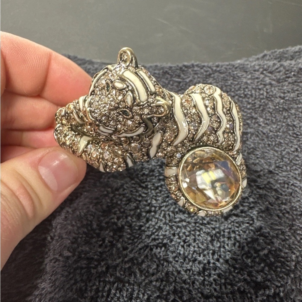 Heidi Daus Sparkling “Feline Fabulous” Tiger Brooch with Crystal Accent Size 7”